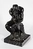 "El pensador". Escultura en bronce sobre peana de mármol del siglo XX. Siguiendo modelos de Auguste Rodin. Firmada.