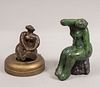Lote de 2 esculturas. Anónimas. Figuras femeninas antropomorfas. Fundición en bronce. Con base de piedra y madera.