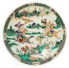 A CHINESE PORCELAIN FAMILLE VERTE CHARGER PLATE WITH BATTLE SCENE
