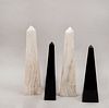 Lote de 2 pares de obeliscos. Siglo XX. En talla de ónix beige jaspesdo y obsidiana. 30 cm y 26 cm de altura