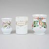 Lote de vaso y 2 tazas. Siglo XX. Elaborados en cristal tipo La Granja. Decorados con elementos vegetales, florales, orgánicos.
