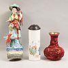 Lote de artículos decorativos. China, años 50. Elaboradas en cerámica, porcelana y florero en latón con resina. Piezas: 3.