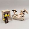 Lote de 2 figuras decorativas. China. Siglo XX. Marca Disney. Consta de: Mickey Mouse de cuerda y "Mickey's Rawboat Romance".