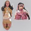 Lote de 2 muñecas nativo americanas. Siglo XX. Elaboradas en porcelana y material sintético. Una Carson Doll y otra edición limitada.