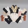 Lote de 25 pares de guantes. Siglo XX. Diferentes diseños y colores. Elaborados en distintas telas y piel. En cajas.