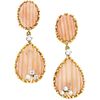 PAIR OF EARRINGS WITH CORALS AND DIAMONDS IN 18K AND 14K YELLOW GOLD 4 Carved pink corals, 8 Brilliant cut diamonds