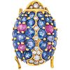 BROOCH WITH SAPPHIRES, RUBIES AND DIAMONDS IN 18K YELLOW GOLD with 28 sapphires ~3.80 ct, 4 rubies ~0.60 ct and 13 diamonds ~0.25 ct