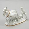 Labrador. Alemania. Siglo XX. Elaborado en porcelana de Bavaria. Marca Gerold & Co. Con caballos. Decorado con esmalte dorado.