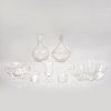 Lote de 7 piezas. Siglo XX Diferentes diseños. En cristal y vidrio. Consta de: taza, jarrón, licorera, 2 centros de mesa y 2 depósitos.