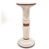 Pedestal. Siglo XX. Diseño a manera de columna. En talla de mármol blanco jaspeado. Con ábaco y zócalo circular, fuste anillado.