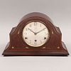 Reloj de chimenea. Inglaterra, siglo XX. Marca SLY & CO Barnstaple. Elaborado en madera Mecanismo de cuerda.