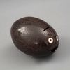 ALCANCÍA MÉXICO, FINALES DEL SIGLO XIX. Elaborada en cáscara de coco, figura a manera de pez con aplicación de ojos en forma de botón.