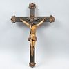 Cristo en la cruz. Siglo XX. Elaborado en yeso policromado. Cruz en talla de madera. 64 cm altura