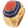 RING WITH CORAL AND LAPIS LAZULI IN 18K YELLOW GOLD Orange coral and an application of lapis lazuli. Weight: 14.5 g. Size: 7 ½