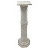Pedestal. SXX. Diseño a manera de columna. Elaborado en mármol. Con capitel cuadrangular, fuste anillado y basa octagonal.