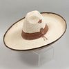 Sombrero de faena. México. Siglo XX. Elaborado en palma tejida. Decorado con toquilla.