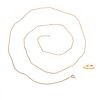 Collar y anillo con perla en oro amarillo de 8k y 14k. 1 perla cultivada de 3 mm. Talla: 5. Peso: 4.8 g. Collar roto.
