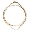 Collar con perlas en oro amarillo de 14k. 79 perlas cultivadas color blanco de 6 mm. Diseño de doble eslabón. Peso: 83.2 g.