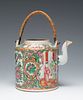 Teapot. Canton, China, 19th century.
Porcelain.