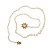 Collar de perlas con broche en oro amarillo de 14k. Peso: 16.4 g.