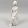 FIRMADO MH. Personaje femenino. Talla en polvo de alabastro. Fechado 86 . 31 cm de altura. Detalles de conservación.