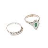 Dos anillos vintage con esmeralda y diamantes en plata paladio. 1 esmeralda corte gota. 21 diamantes corte 8 x 8. Tallas: 8.