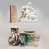 Lote de 5 floreros y escultura de escena galante. Francia, Alemania y otros orígenes, SXX. Elaborados en porcelana, cerámica y vidrio.