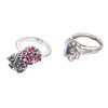 Dos anillos vintage con zafiros, rubíes y diamantes en plata paladio. 7 zafiros corte oval y redondo. 5 rubíes corte redondo.