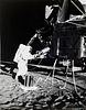   Apollo 12 lunar module pilot Alan Bean removes fuel cask assembly for Apollo lunar surface experiments package. 19. November 1969. OPressephoto. Vin