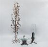 Lote de 3 piezas. SXX. Elaborados en herrería y vidrio soplado. Consta de porta velas con diseño de árbol, frutero y florero. 98 cm alt