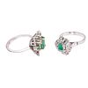 Dos anillos vintage con esmeraldas y diamantes en plata paladio. 5 esmeraldas corte redondo, rectangular y cojín.