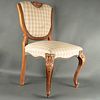 Silla. SXX. Elaborada en madera tallada. Con respaldo cerrado y asiento acojinado en textil ajedrezado color beige.