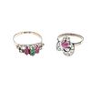 Dos anillos vintage con rubíes, esmeraldas y diamantes en plata paladio. Tallas: 7 y 9.