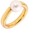 ANILLO CON PERLA CULTIVADA EN ORO AMARILLO DE 18K con una perla color crema. Peso: 11.1 g. Talla: 8 | RING WITH CULTURED PEARL IN 18K YELLOW GOLD 1 Cr