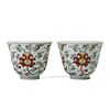 A PAIR OF FAMILLE-ROSE 'CHRYSANTHEMUM' CUPS