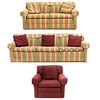Sala. S XX. Estructura en madera. Con tapiceria color verde y rojo. Consta de sofá de 3 plazas, love seat y sillón.