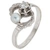 ANILLO CON PERLA CULTIVADA Y DIAMANTE EN ORO BLANCO DE 14K con una perla color gris y un diamante corte brillante ~0.12 ct | RING WITH CULTURED PEARL 