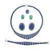Dos collares, anillo, dos pares de aretes y dos pulseras con malaquita y lapislázulien plata .925. 64 mosaicos de malaquita.