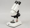 Microscopio estereoscópico infantil. China, sXXI. Marca Zeigen. Modelo ZE-22. Elaborado en metal y material sintético. 24 cm de altura.