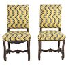 Par de sillas. SXX. Talla en madera. Con respaldos cerrados y asientos en tapicería geométrica color verde y beige.