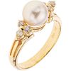 ANILLO CON PERLA CULTIVADA Y DIAMANTES EN ORO AMARILLO DE 14K con una perla color crema y diamantes corte brillante ~0.10 ct | RING WITH CULTURED PEAR