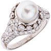 ANILLO CON PERLA CULTIVADA Y DIAMANTES EN PLATINO con una perla color crema y diamantes corte 8x8 ~0.80 ct. Peso: 5.6 g | RING WITH CULTURED PEARL AND