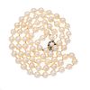 Collar de un hilo de perlas cultivadas y plata paladio. 75 perlas cultivadas color crema de 7 mm. Peso: 60.3 g.
