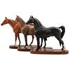 LOTE DE 3 CABALLOS INGLATERRA, SIGLO XX Elaborados en porcelana Beswick. Incluye base de madera Dim máx: 27 cm | LOT OF 3 HORSES ENGLAND, 20TH CENTURY
