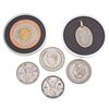 Cinco monedas y medalla en plata, cuproníquel y bisel metal base dorado. Peso: 185.9 g.  PZ 6