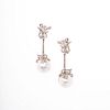Par de aretes vintage con medias perlas y diamantes en plata paladio. 2 medias perlas cultivadas gris de 17 mm. 96 diamantes cor...