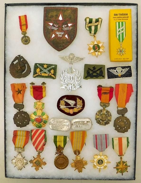 ピンバッジ Vintage 1960 Vietnam War US Army Chien Dich Boi Tinh Pin Medal 