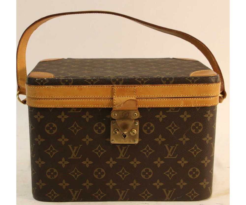 VINTAGE LOUIS VUITTON VANITY TRAVEL CASE sold at auction on 26th June